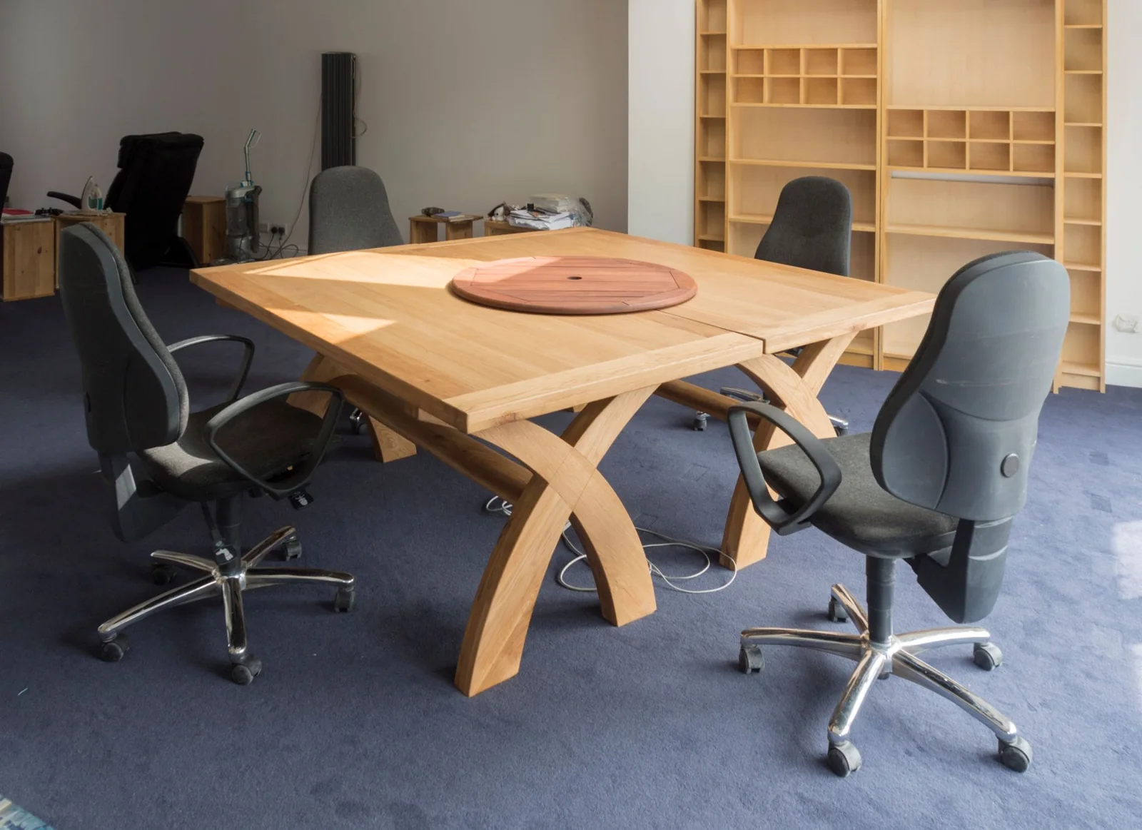Modern toplantı alanında ergonomik ofis koltukları