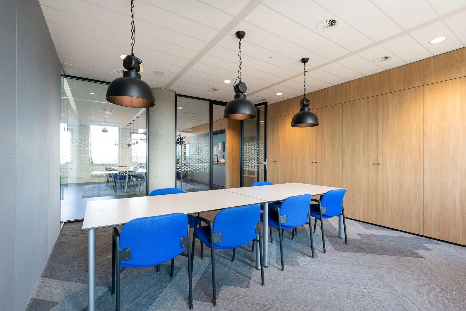 Aydınlık toplantı odasında mavi ofis koltukları