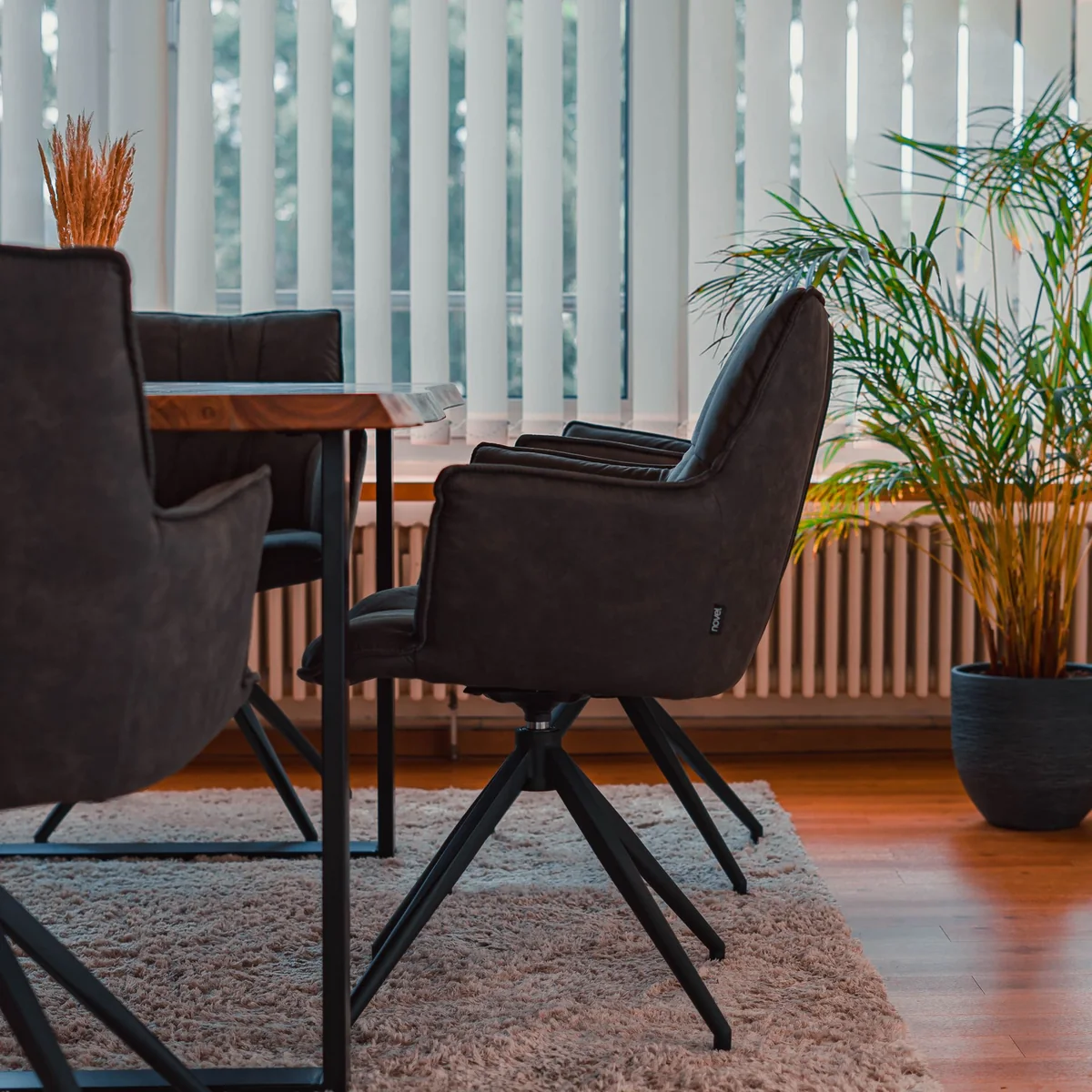 Modern ofiste konforlu toplantı koltukları